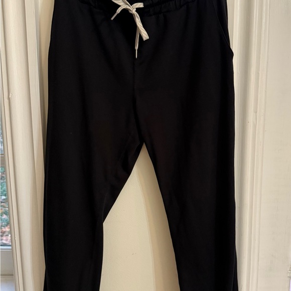 Vuori Black Jogger Pants. Great condition. Only worn once - Picture 2 of 6